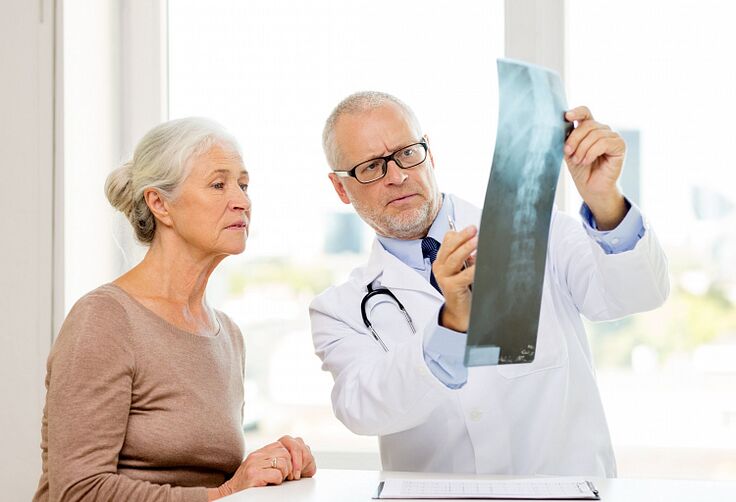 Le médecin détermine l'ostéochondrose cervicale chez un patient par radiographie
